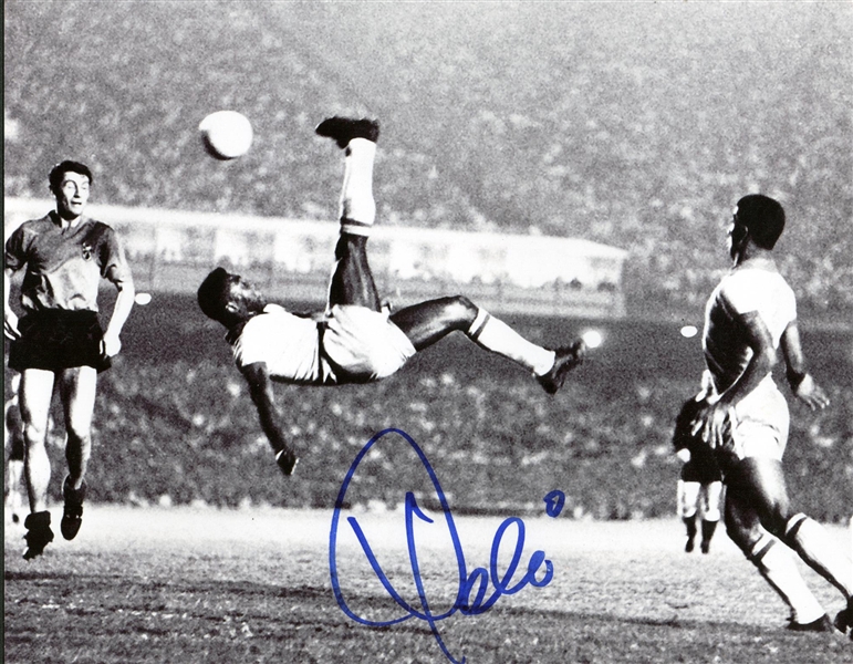 Pele Signed 8" x 10 Black & White Photograph (Beckett/BAS Guaranteed)