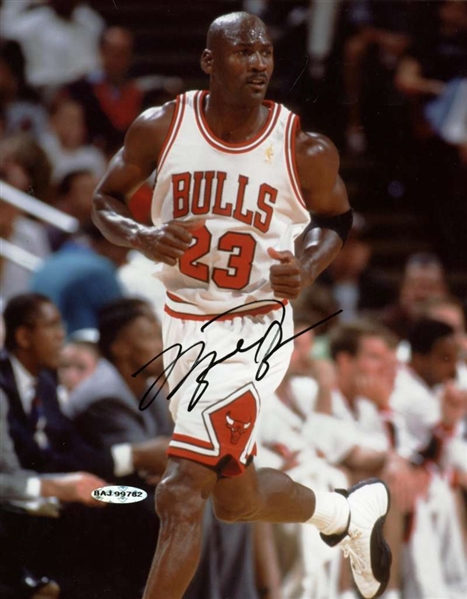 Michael Jordan Signed 8" x 10" Chicago Bulls Photograph (Upper Deck)