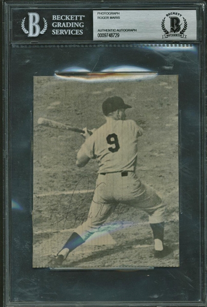 Roger Maris Signed 4" x 6" New York Yankees Newspaper Photograph (Beckett/BAS)