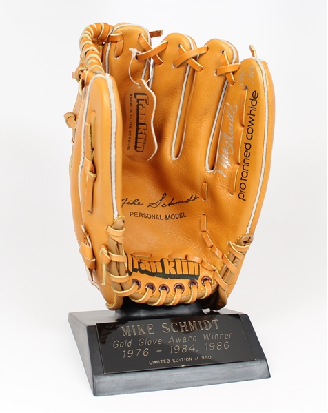 Mike Schmidt Signed Baseball Glove (Scoreboard) (Beckett/BAS Guaranteed)