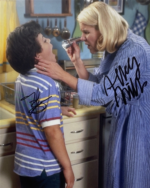 Wonder Years: Fred Savage & Alley Mills Signed 8" x 10" Color Photo (Beckett/BAS Guaranteed)