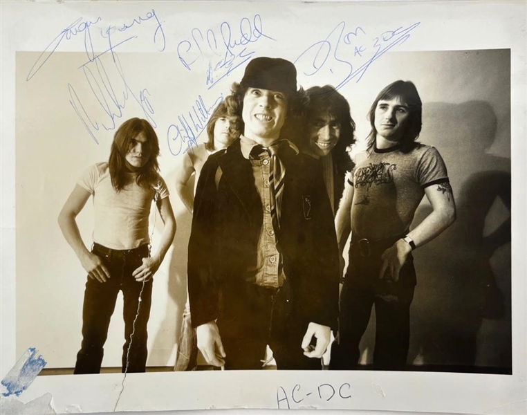 AC/DC Vintage Group Signed 8" x 10" Photo w/ Bon Scott! (5 Sigs)(Epperson/REAL)