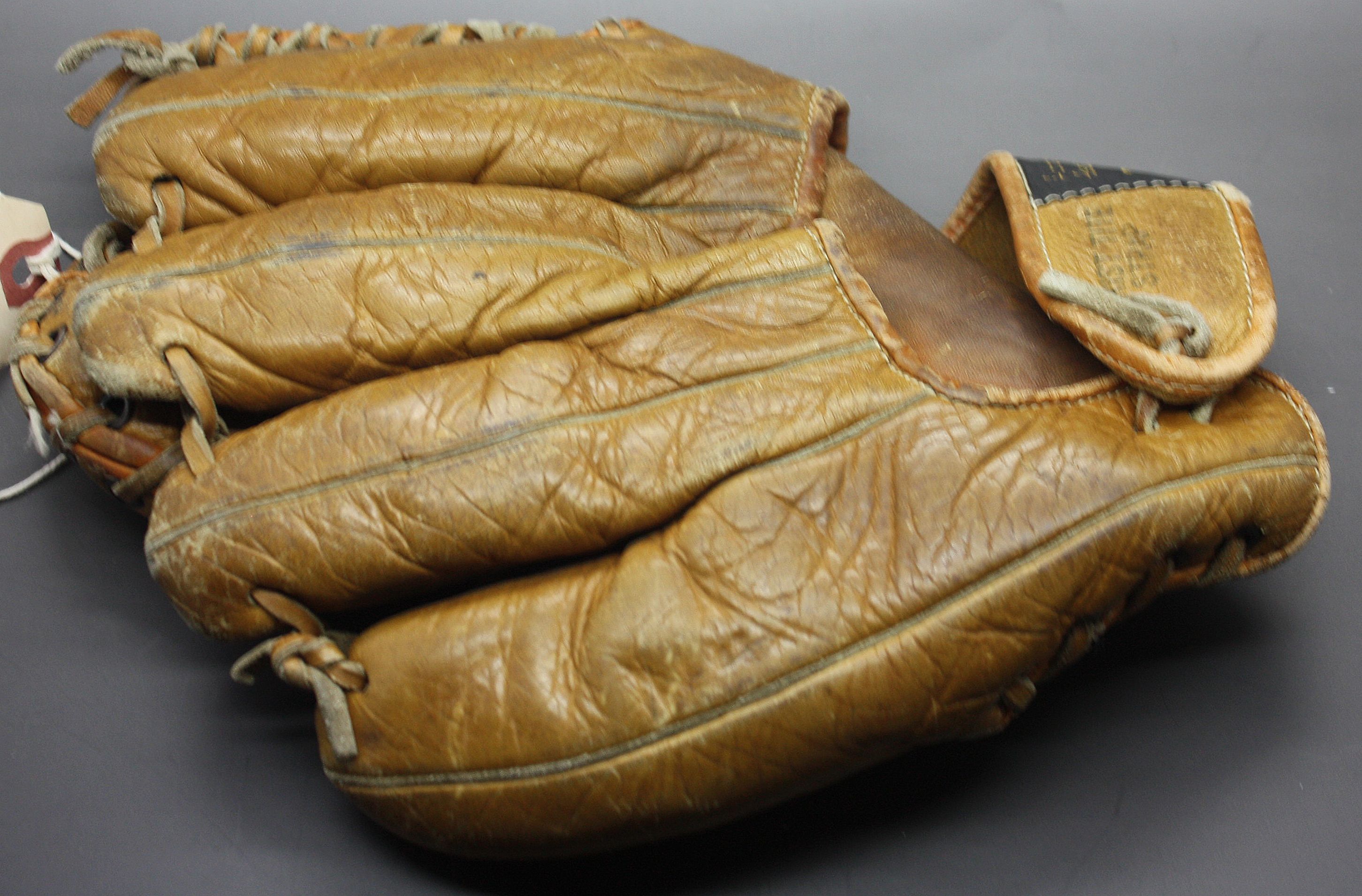 Lot Detail - Caprico Model A-399 Jackie Robinson Glove