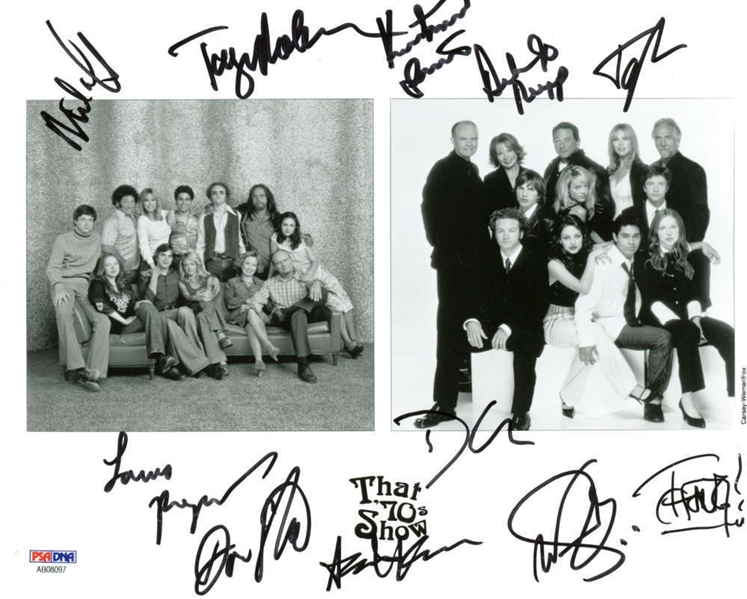 That 70s Show Cast Signed 8" x 10" Black & White Promotional Photograph w/ Kutcher, Kunis & Others (PSA/DNA)