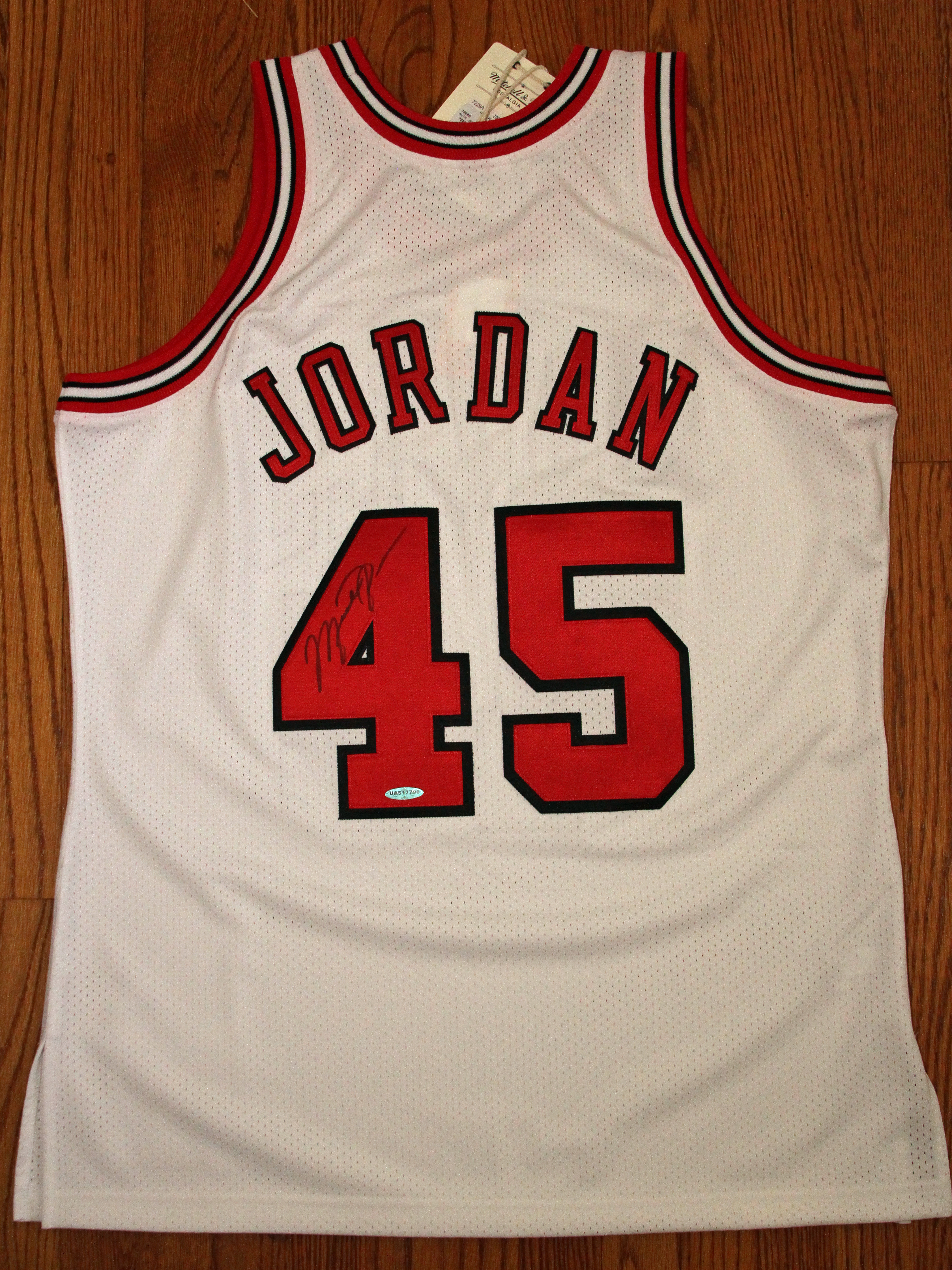 NBA Store - I'm Back. Rare Signed #45 Michael Jordan