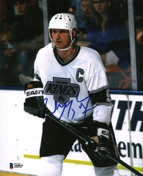Wayne Gretzky Near-Mint Signed 8" x 10" Photograph (Beckett/BAS)