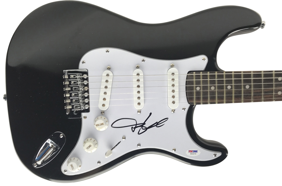 Toby Keith Signed Stratocaster Style Guitar (PSA/DNA)