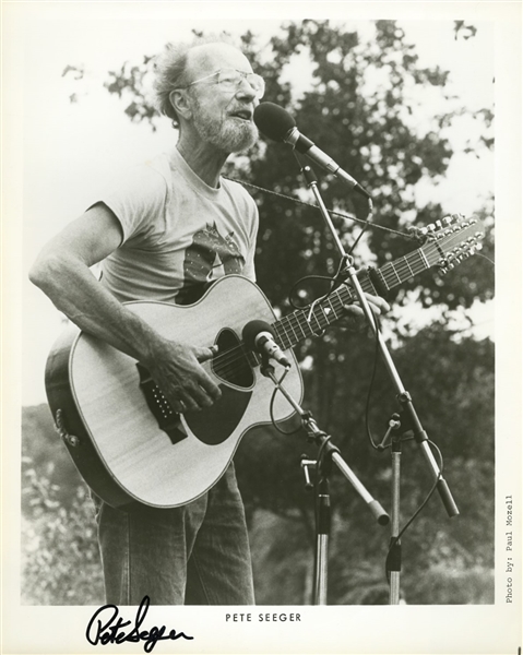 Pete Seeger Vintage Signed 8" x 10" Black & White Photograph (Beckett/BAS)