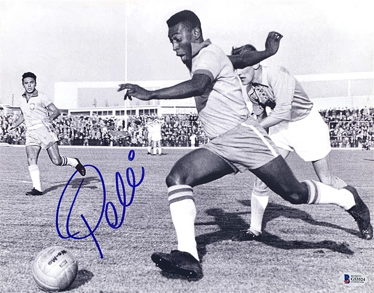 Pele In-Person Signed 11" x 14" B&W Photograph (Beckett/BAS)