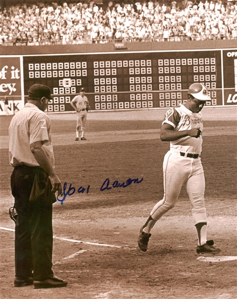 Hank Aaron Signed 11" x 14" Photograph (Beckett/BAS Guaranteed)