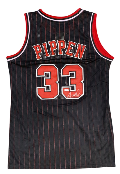 Scottie Pippen Signed Chicago Bulls Jersey (PSA/DNA)