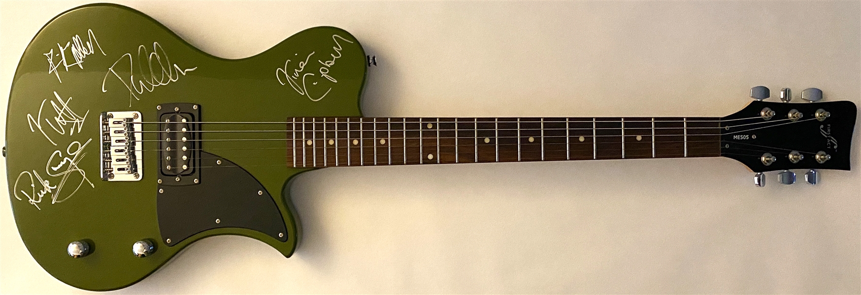 Def Leppard PRISTINE In-Person Group Signed Electric Guitar (5 Sigs) (Beckett/BAS Guaranteed)