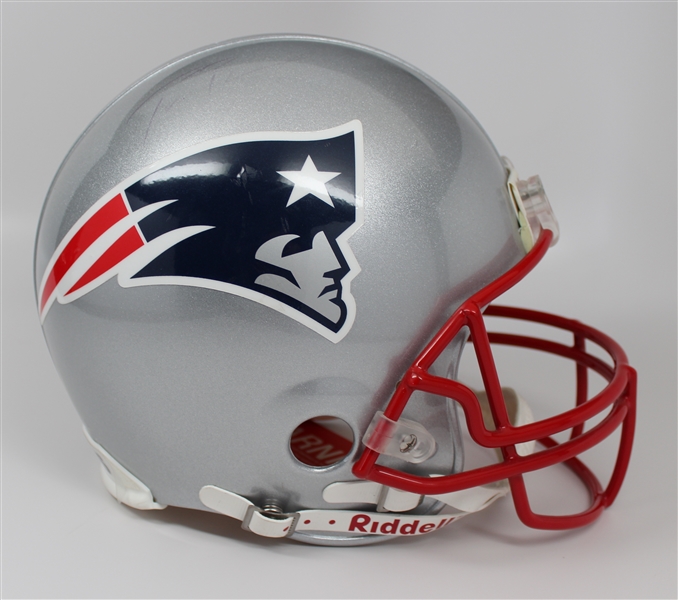 Tom Brady Signed Full-Sized Riddell Patriots Helmet (Beckett/BAS Guaranteed) 