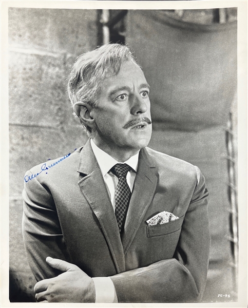 Alec Guinness Signed 8" x 10" B&W Photograph (Beckett/BAS)