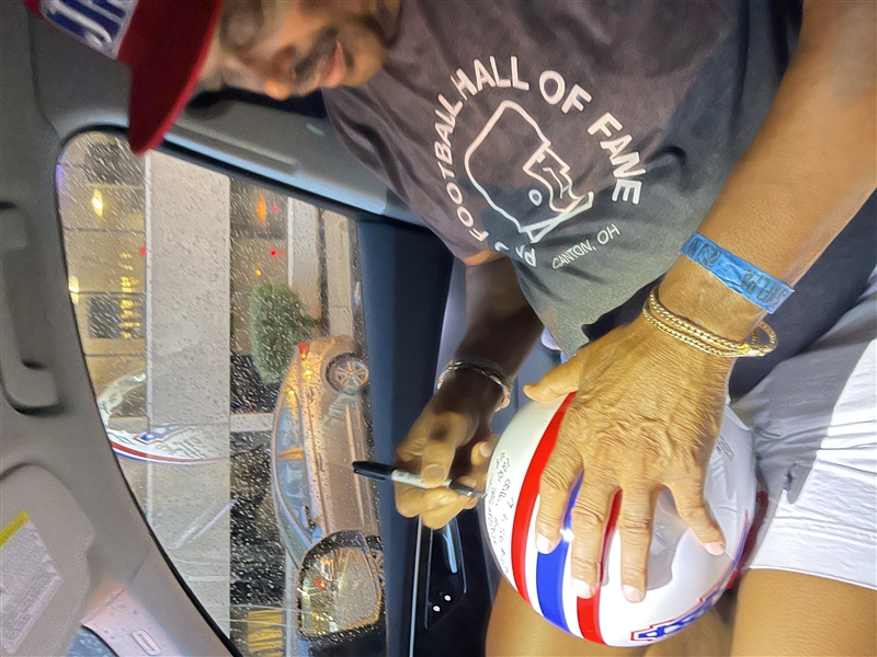 HOF’er Robert Brazile Signed & Stat Inscribed Oilers Helmet (Photo Proof / Third Party Guaranteed)