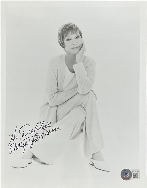 Mary Tyler Moore Signed 8 x 10 Photo (Beckett/BAS)