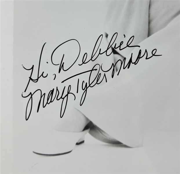 Mary Tyler Moore Signed 8 x 10 Photo (Beckett/BAS)