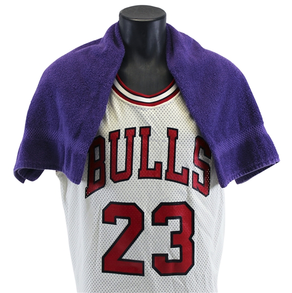 Michael Jordan Game Worn Towel from Historic Game 6 of 1998 NBA Finals - Jordans Last Game with The Bulls! (Sports Investors LOA & Affidavit)