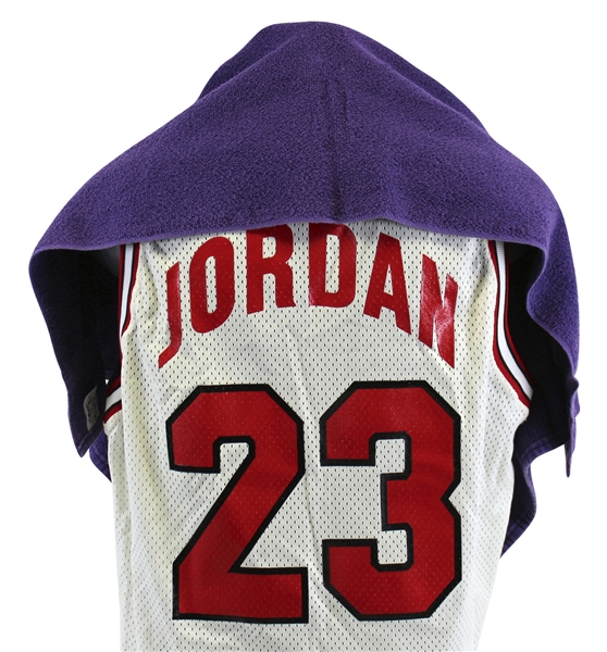 Michael Jordan Game Worn Towel from Historic Game 6 of 1998 NBA Finals - Jordan's Last Game with The Bulls! (Sports Investors LOA & Affidavit)