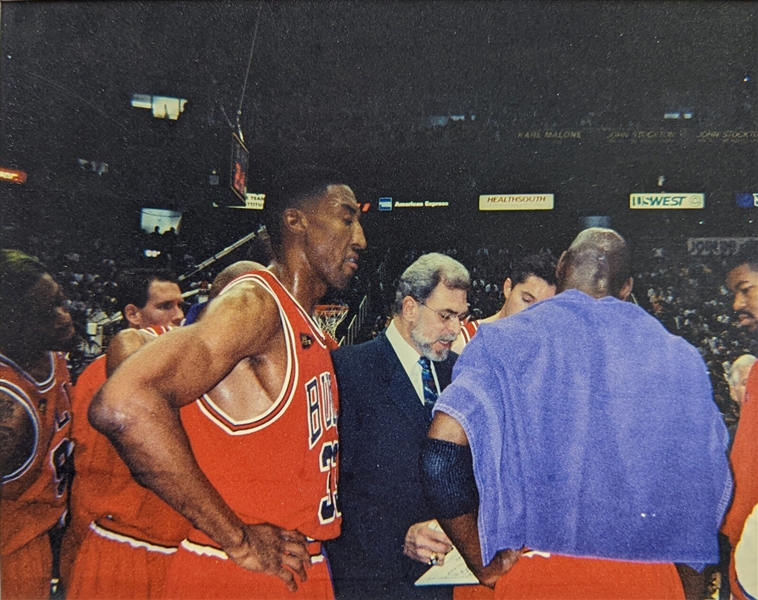 Michael Jordan Game Worn Towel from Historic Game 6 of 1998 NBA Finals - Jordan's Last Game with The Bulls! (Sports Investors LOA & Affidavit)