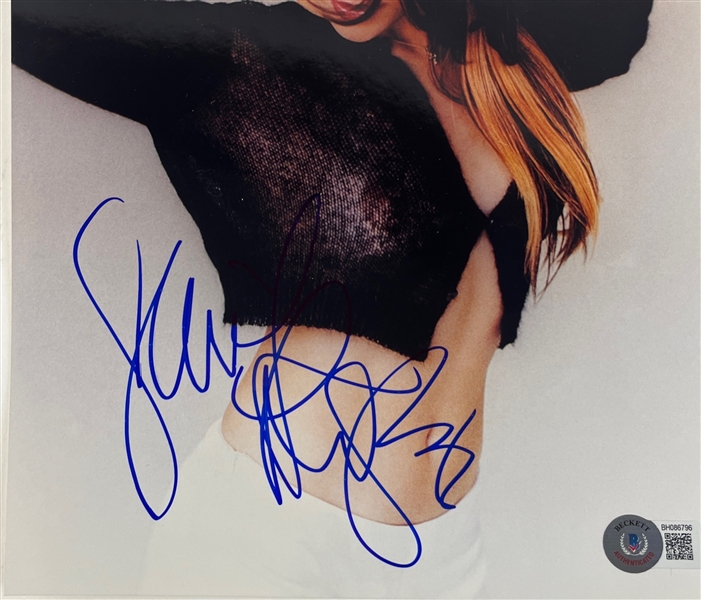 Jennifer Lopez Signed 8 x 10 Photograph (Beckett/BAS)