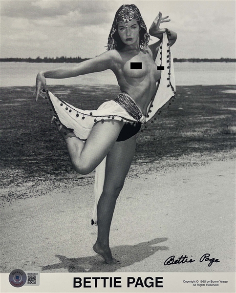 Bettie Page Signed 8" x 10" B&W Photo (Beckett/BAS)(Steve Grad Collection)